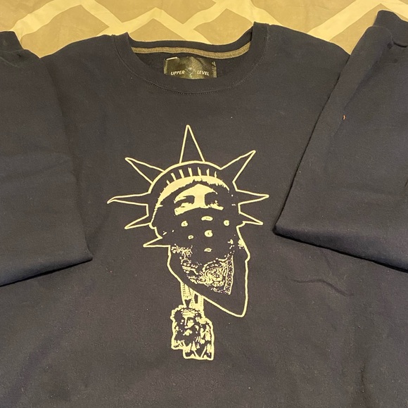 LIKE-NEW MENS STATUE OF LIBERTY SWEATSHIRT - Picture 2 of 4